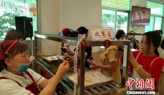 包粽子大赛。　杨伏山 摄