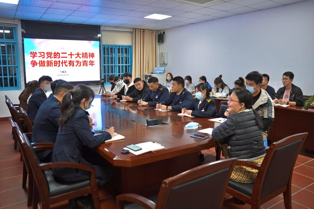 兰莉芸给学生党员、学生干部上党课.jpg 兰莉芸给学生党员、学生干部上党课.jpg